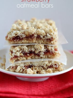 Strawberry Oatmeal Bars | delicious bars using only a handful of easy ingredients (cake mix & strawberry jam!) to make the fastest and yummiest dessert!