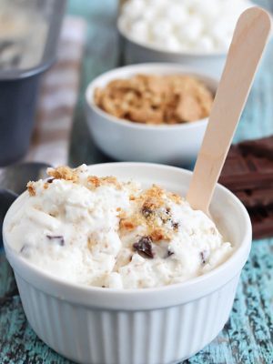 Creamy vanilla ice cream made without a machine + graham crackers, marshmallow fluff & chocolate for a yummy s'mores dessert!