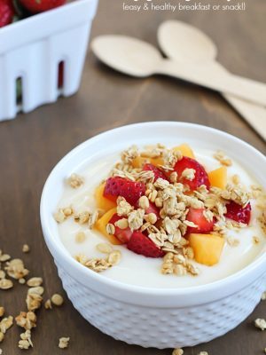 Fruit, Yogurt & Granola Parfait - healthy, delicious & easy breakfast or snack! #NatureValleyGranola