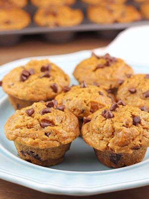 The BEST pumpkin mini muffins you'll ever make! {via yummyhealthyeasy.com}