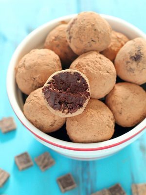 An unbelievably smooth, creamy and decadent truffle chocolates recipe made with...wait for it... AVOCADO! Only 94 calories per truffle! These are so ridiculously good and a must-make healthy treat for Valentine's Day!