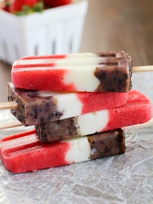 Red, White & Blueberry Healthy Fruit Popsicles - a healthy and easy treat the entire family will gobble up! Perfect to make for Memorial Day or 4th of July... or really anytime. :)
