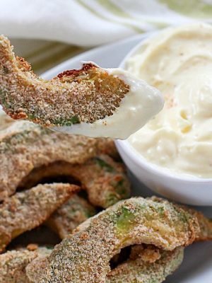Baked Avocado Fries - these are incredible! Dip them in a homemade garlic aioli and you'll be in heaven. All dairy-free and delicious, must-make healthy recipes! #MeatlessMondayNight