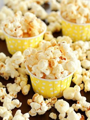 Homemade Kettle Corn that tastes like you bought it at the state fair AND it's totally easy to make! Only a few ingredients and a few minutes and you're enjoying kettle corn right at home!