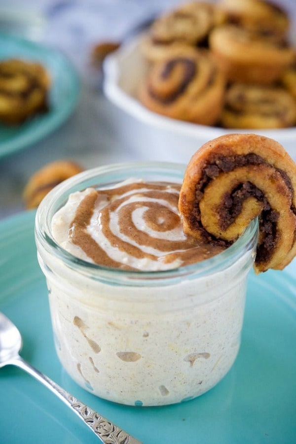 Cinnamon Bun Overnight Oats are a cinnamon bun lovers dream! Flavored with cinnamon, a bit of vanilla and greek yogurt! An easy breakfast idea that you can make the night before!